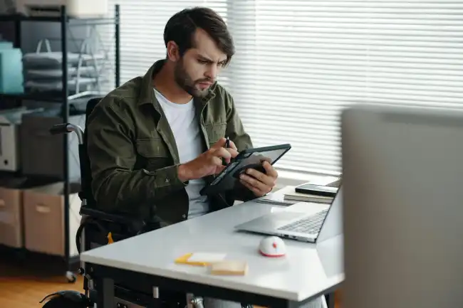 Man met beperking probeert iPad te bedienen